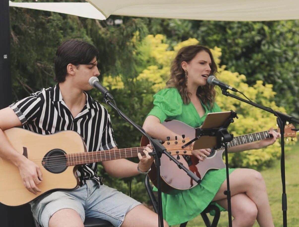 Live muziek door Nicole & Mitch op het terras!